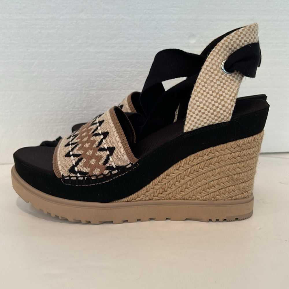 UGG Abbot Ankle Wrap Platform Wedge Sandals Women’s 8.5 NWOT Black Natural